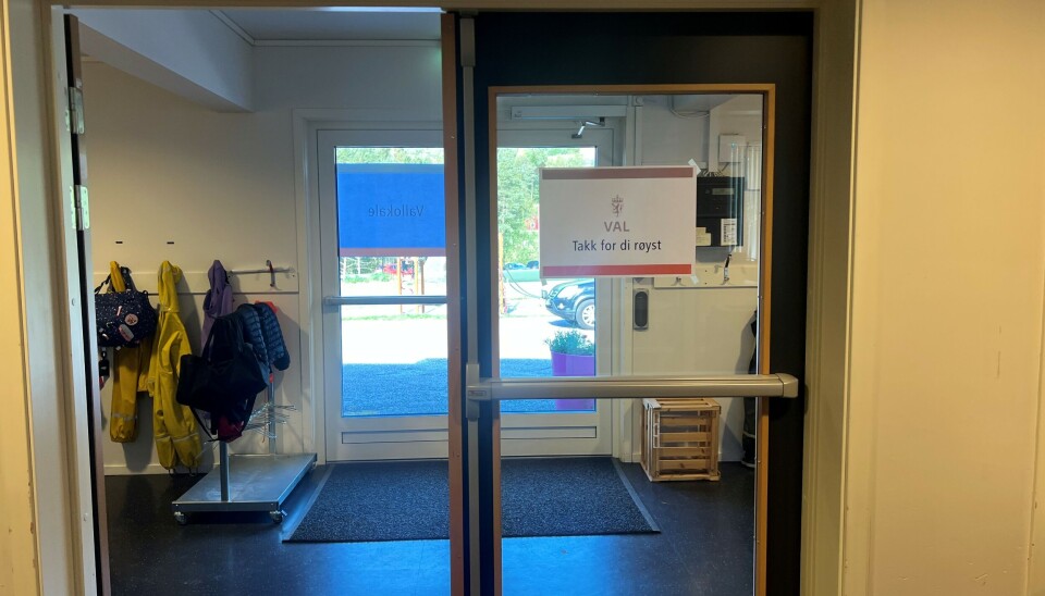 Fra valglokalet på Todalen og Stangvik oppvekstsenter. Utgangen fra et valglokale, med en plakat 'Takk for di røyst'
