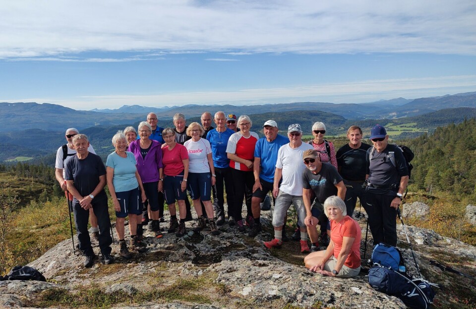 Fra Høydalskamben. Ei gruppe med turkledde folk oppstilt til fotografering på en fjelltopp. Sommer, sol og lettskyet himmel.
