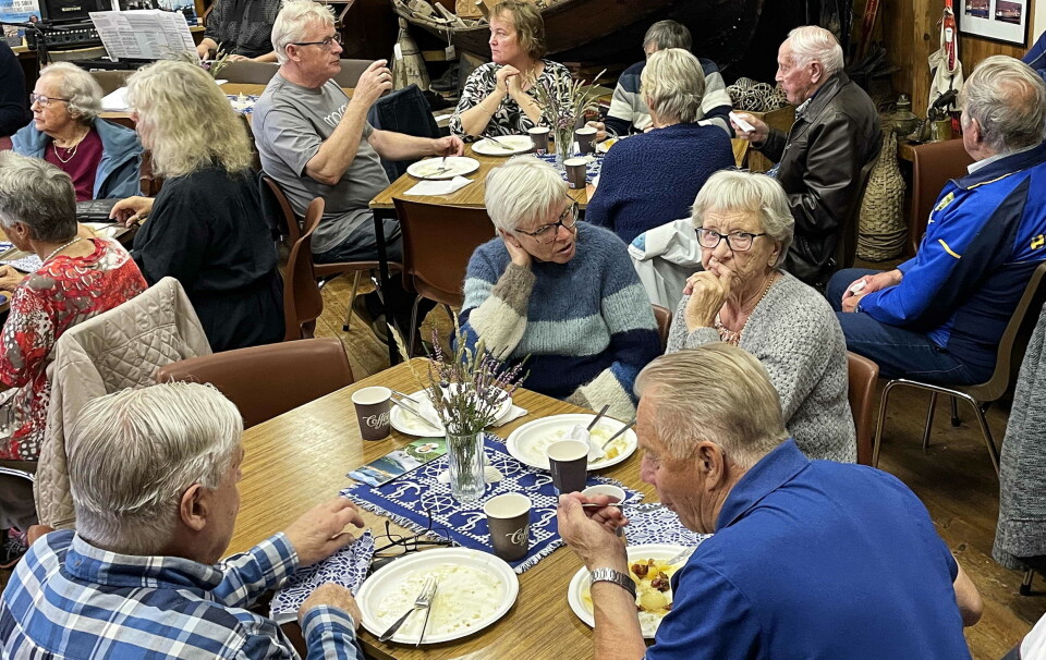 Balldagen er oftast godt besøkt. Her frå eit tidlegare år. Mange personer som sitter ved små bord og spiser.