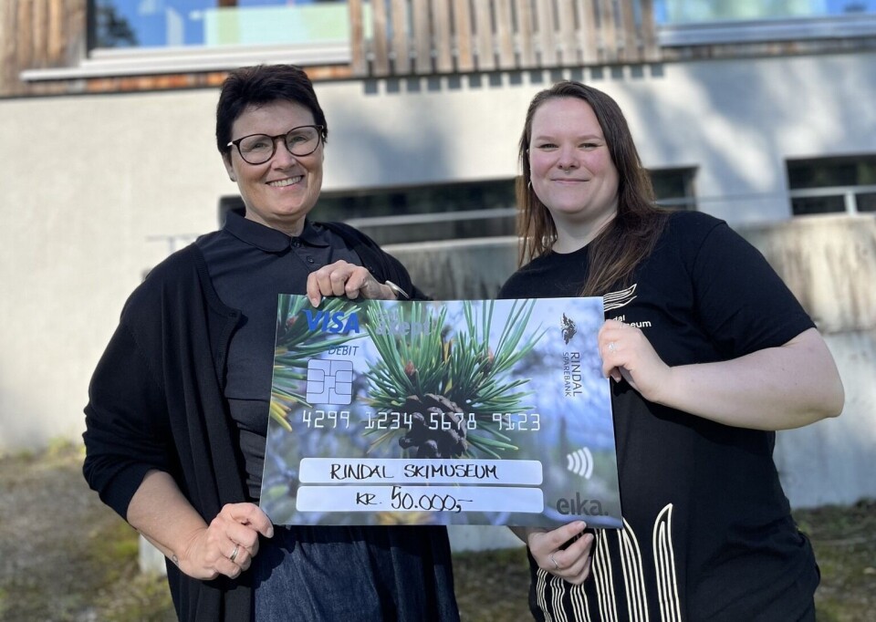 Kristin Langli fra Rindal Sparebank overrakte en gave på 50.000 til Malena Kjersem (til høyre) ved Rindal Skimuseum