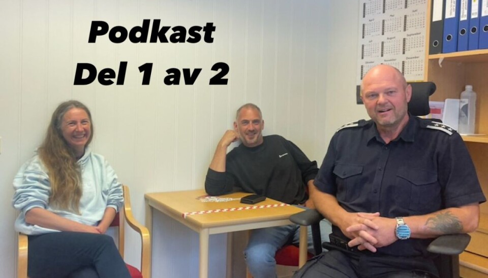 Podkastvert Gunn Elin Røen, ambulansearbeider og bilberger Bjørn Arne Østbø og brannsjef Tor Arne Moen. En dame med langt, bølgete hår og en mann i pinnkort hår sitter og smiler på hver side av et lite bord. En annen mann i svart 'brannskjorte' sitter i en kontorstol litt nærmere kameraet.