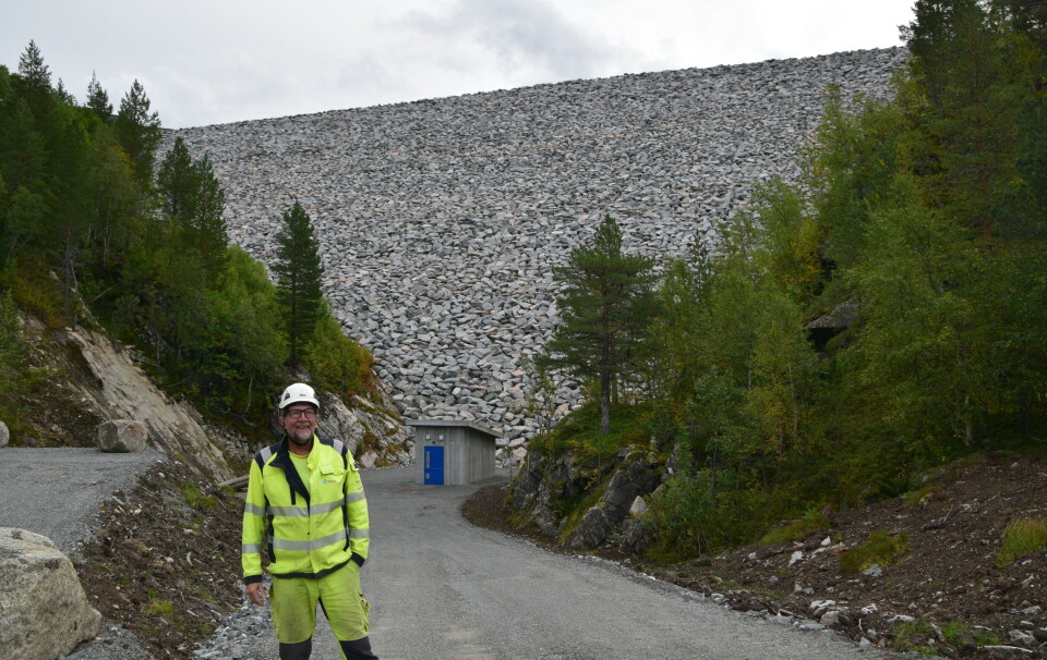 Jostein Bruset har vært HMS-ressurs og lokal representant for Statkraft i damprosjektet helt fra starten. Han er veldig fornøyd med både gjennomføringen og sluttresultatet. En mann i varselklær og hjelm som står foran en stor demning.