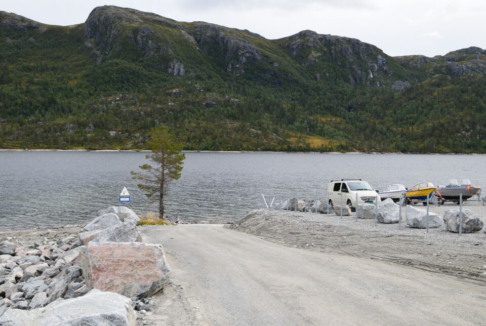 Ny utslippsplass for fritidsbåter. En båtutslippsplass ved et fjellvann, altså en vei som går helt ned i vannet. Sommer og blå himmel.