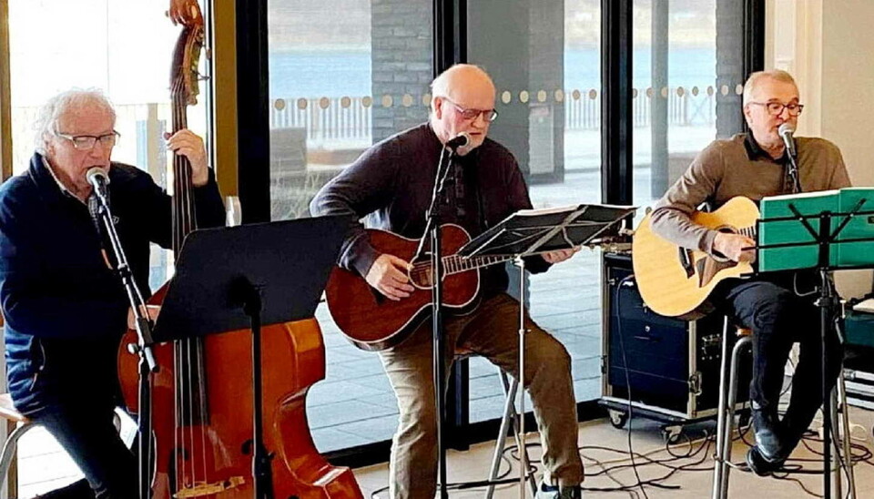 Trioen Kvameratene lovar liv og humor: Ole Kjell Orset (bass), Ole Foss og Tor Hole.