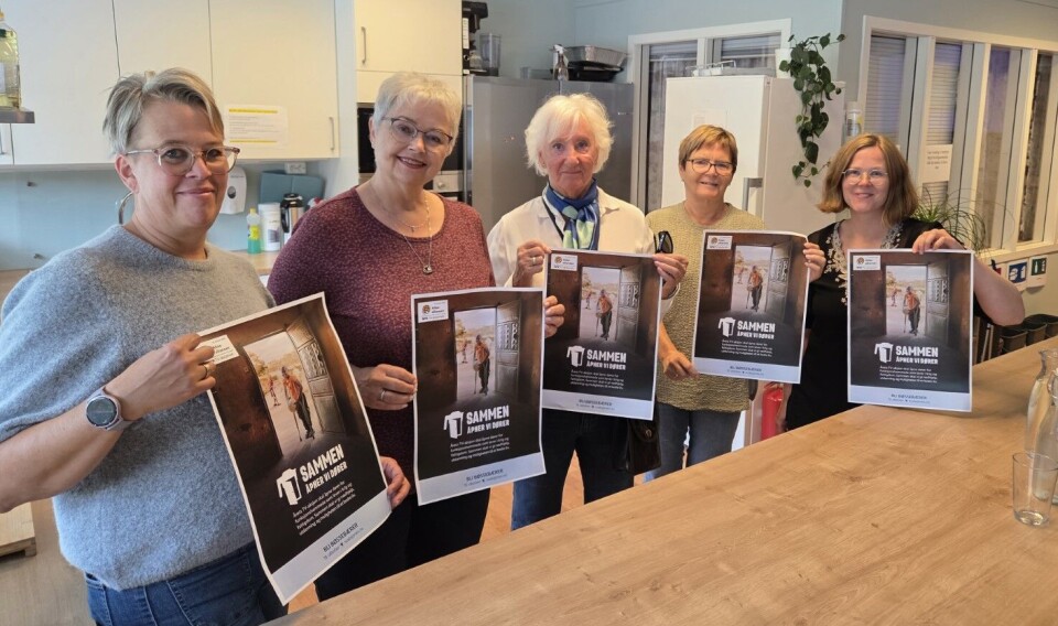 Komiteen f.v. Elinor Bolme, Elsa Kvande, Bitten Ranes, Oddny E. Hoem og Siv Torvik Fem damer som står og holder opp hver sin plakat for TV-aksjonen.