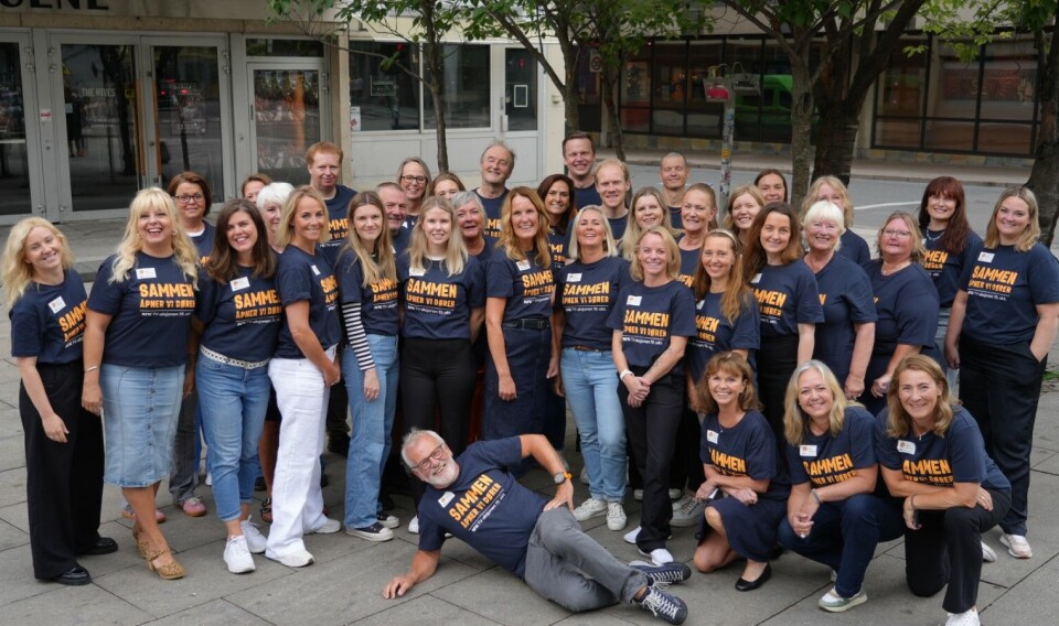TV-aksjonen 2025 Ei stor gruppe mennesker som poserer for fotografering i TV--aksjonens t-skjorter.