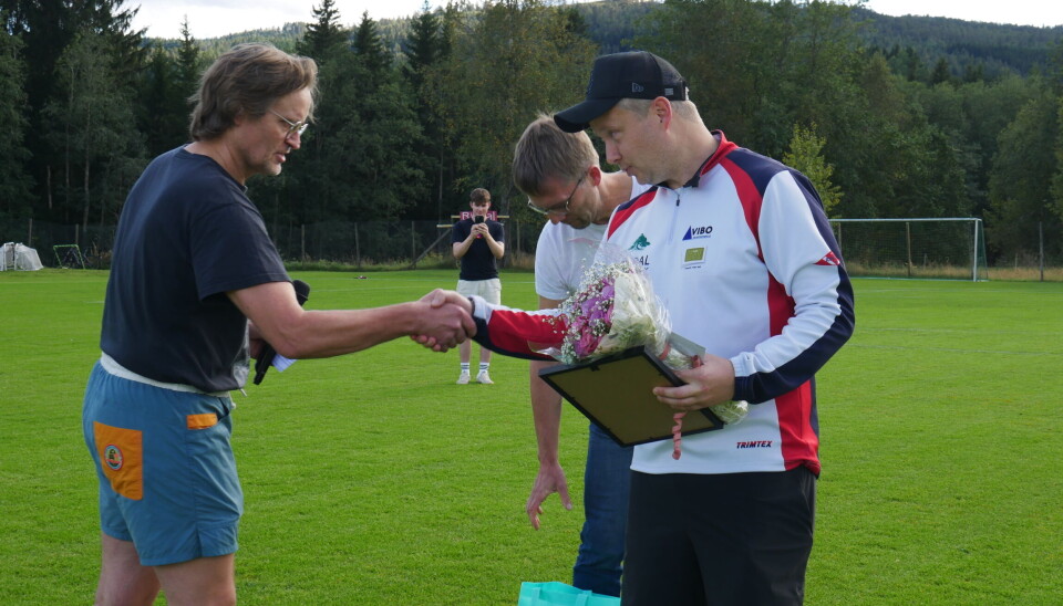 Jon Solem og Georg Aune deler ut Sigurd Røens Idrettspris til Lars Ole Heggem, Trener for fotballaget Rindal IL.