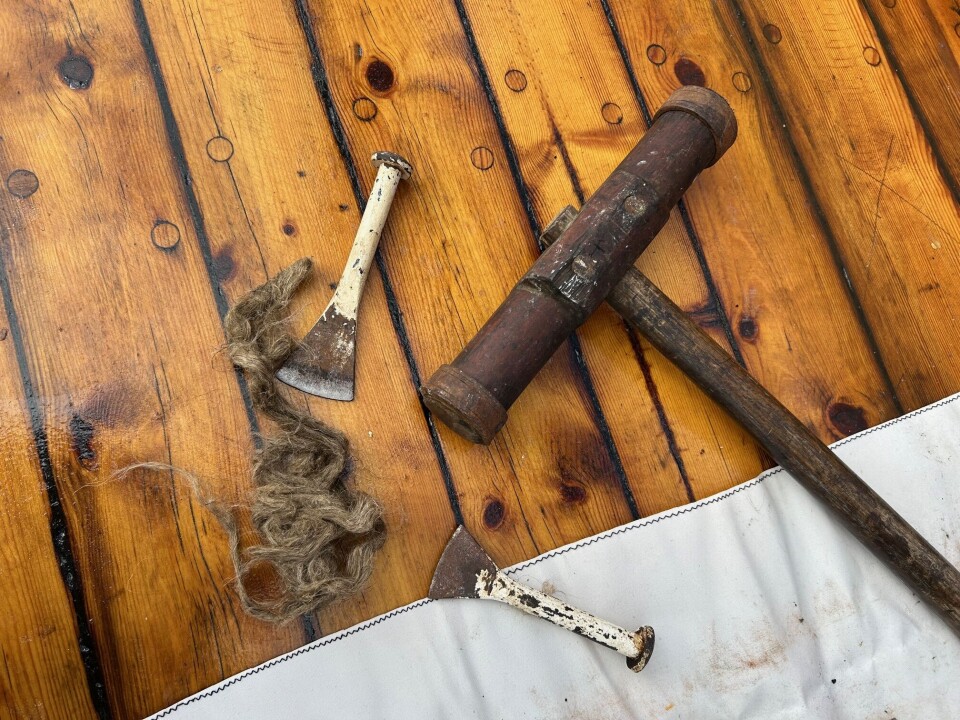 Bekken har stor kjennskap til det gamle faget, og viser metoden for å banke 'tjerrudrev' inn mellom planken på dekk. Klapphammeren har han arvet av sin bestefar. En klubbe, noe ull og to jern som brukes for å banke ulla inn mellom plankene.