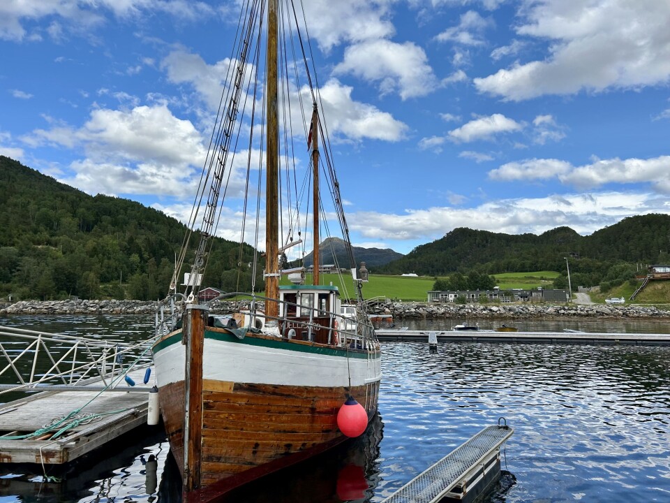 'Skjellfjord' i sin nye hjemmehavn i Bøfjorden. Nå skal den klargjøres for nye eventyr. Båt som ligger i en rolig havn.