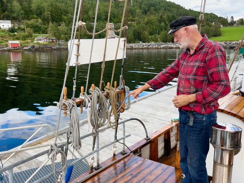 Bekken har laget klar to nye naglebrett for oppheng av tauverk. Vaierne skal dekkes med hamp og tjære for holdbarhet. Mann peker på oppheng til tau.