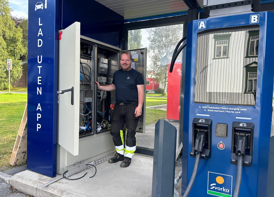 Øyvind Dalen fra Svorka Installasjon legger sist hånd på verket før åpningen av den nye ladestasjonen i Rindal sentrum. En elektriker som jobber med installasjon av en ladestasjon.