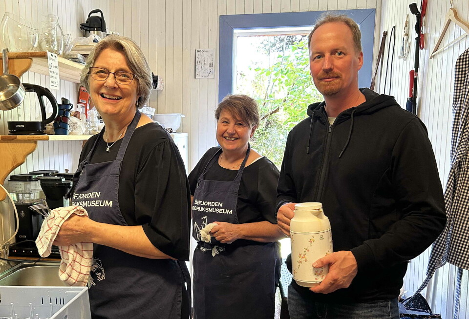 Randi, Mayse og Tore sørga for at dagen vart ein retteleg ballfest. To smilende damer og en mann som jobber på et kjøkken.