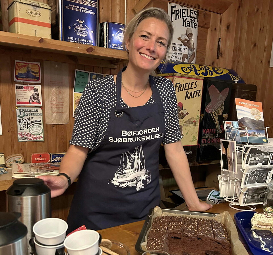 Hos Gunnhild i Litlsalen – Gammelbua – var det kaffe og godkaker å få. Ei smilende dame med forkle med omgivelser som minner om ei gammel krambu.