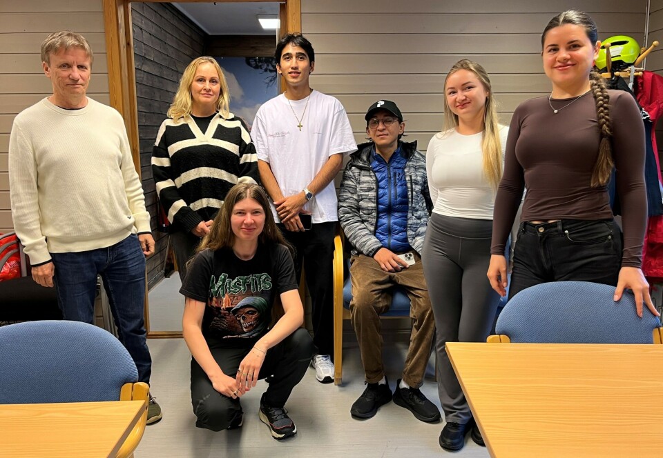 Bak fra venstre: Olav Bergheim og Eva Henriette Bøklepp fra flyktningtjenesten, sammen med elevene John Rafael, Volodymyr, Kateryna og Daria. Foran: Yuliia. Sju smilende personer oppstilt for fotografering i et rom.