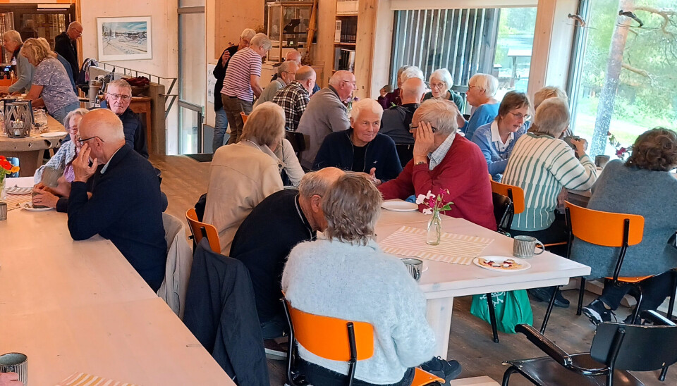 Etter foredraget gjekk praten intens rundt borda med kaffe og bakels. Kaffeprat