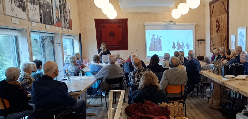 Folk på alle stolane i kafeen på Rindal Skimuseum. Fullt hus på skimuseet
