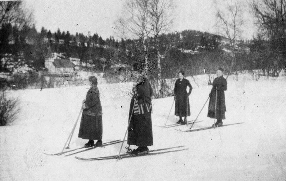 Rindalsdamer tidsriktig kledde på skitur i Øvre Øyen rett over elva for kapellet etter 1911. Hoppbakken like ved var nok for stor. Damer i skjørt på ski.