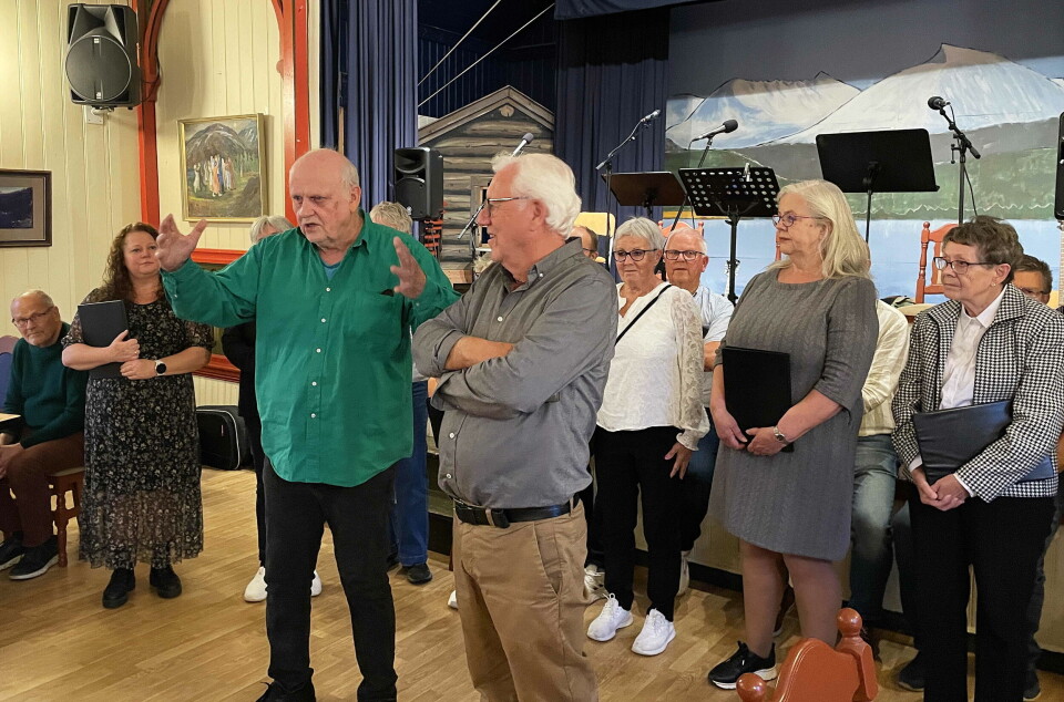 Ole Foss presenterer sitt idealistiske Gambia-prosjekt – her saman med støttespelar Jan-Øivind Jensen og songarar frå P17.
