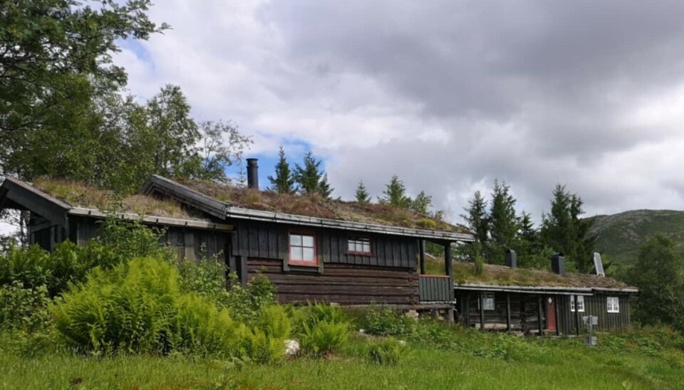 Grytbakksetra. Gamle seterbygninger på fjellet. Sommer og overskyet.