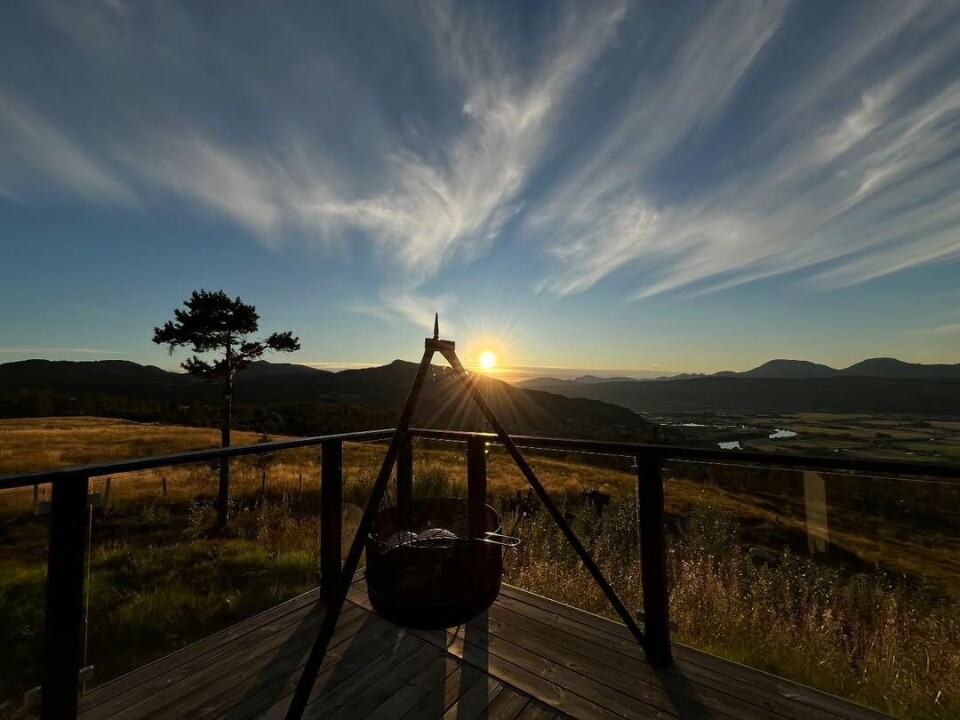 Septemberkveld over Surnadal. Silhuetten av ei bålpanne på en veranda, i solnedgang.