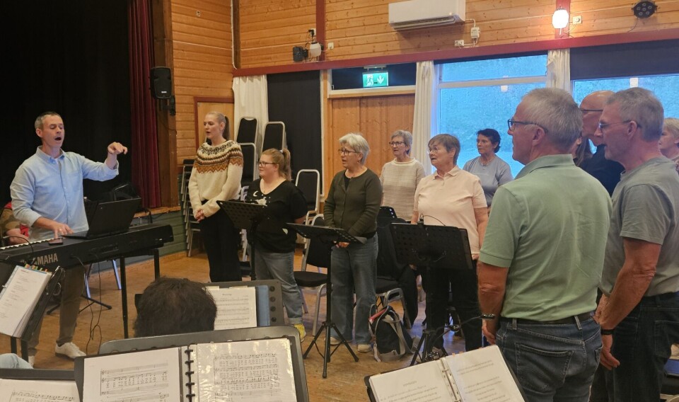 En engasjert dirigent under øvingen i Sagatun