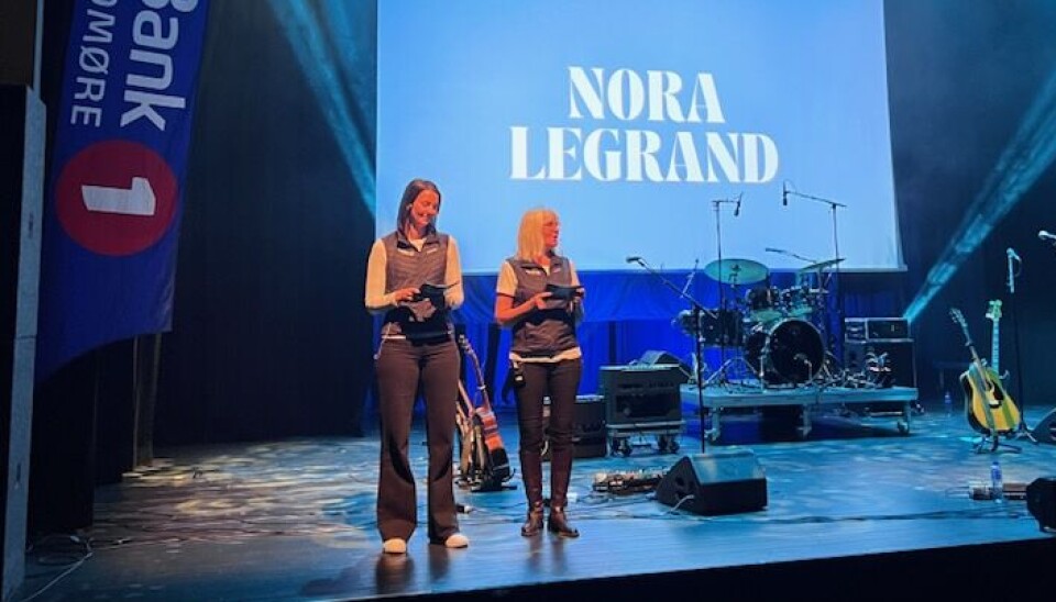 Kristin Hilstad Garte og Liv Dalsegg fra Sparebank 1 Nordmøre. To damer som står på en scene.