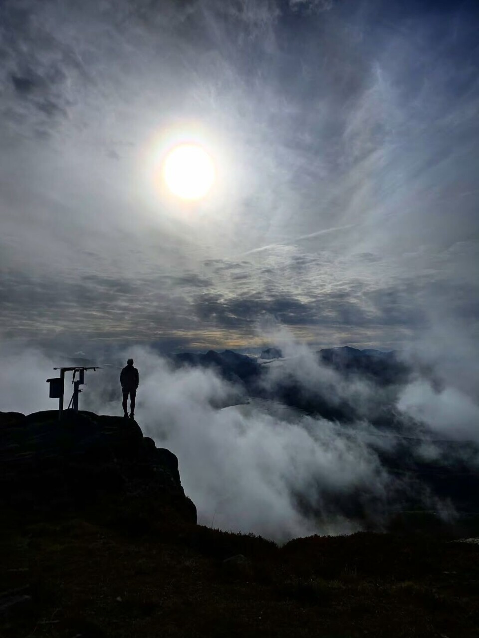 Et lite blaff av skodde da jeg kom oppå Strengen i dag. Forsvant like fort som den kom 🍁 mann på fjelltopp med skodde rundt
