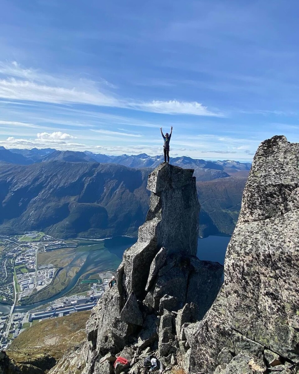 Hege S. Andersen liker å utfordre seg selv.Her fra et høydepunkt da hun besteg Pinaklene Tande og Rebekke med utsikt mot Sunndalen for noen år siden. Dame på toppen av et smalt tårn av berg med utsikt rett ned mot Sunndalsøra.