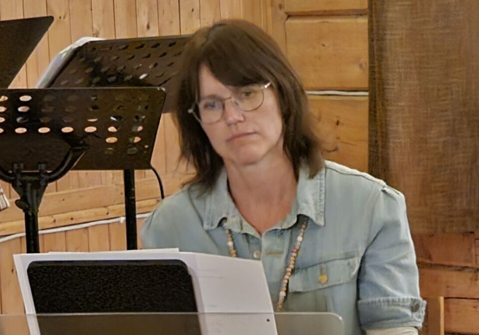 Dirigent Dagrun Løset akkompagnerte til allsangen Dame i lyseblå dongerikjole ved piano