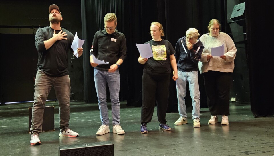Nå er det fem uker igjen til premieren på jubileumsforestillingen 'Storfemti'. Innlevelsen er absolutt på plass på øvingene. Fra venstre Håkon Solem, Olav Mogstad, Ragnhild Mogstad, Knut Paulsen og Silje Beate Gulbrandsen Holten.