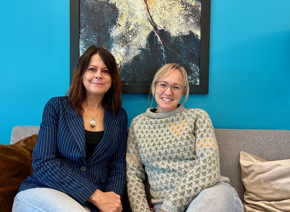 Linda Margareth Øye Fiske fra Surnadal kommune inviterer til Ta tak-kurs sammen med Ingvild Kårvatn fra Rindal kommune. To blide damer i en sofa med blå bakgrunn