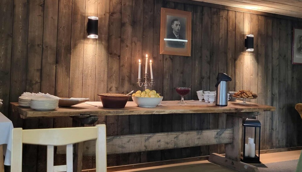 Lunsj på Solhus gård. Et gammelt langbord med mat.