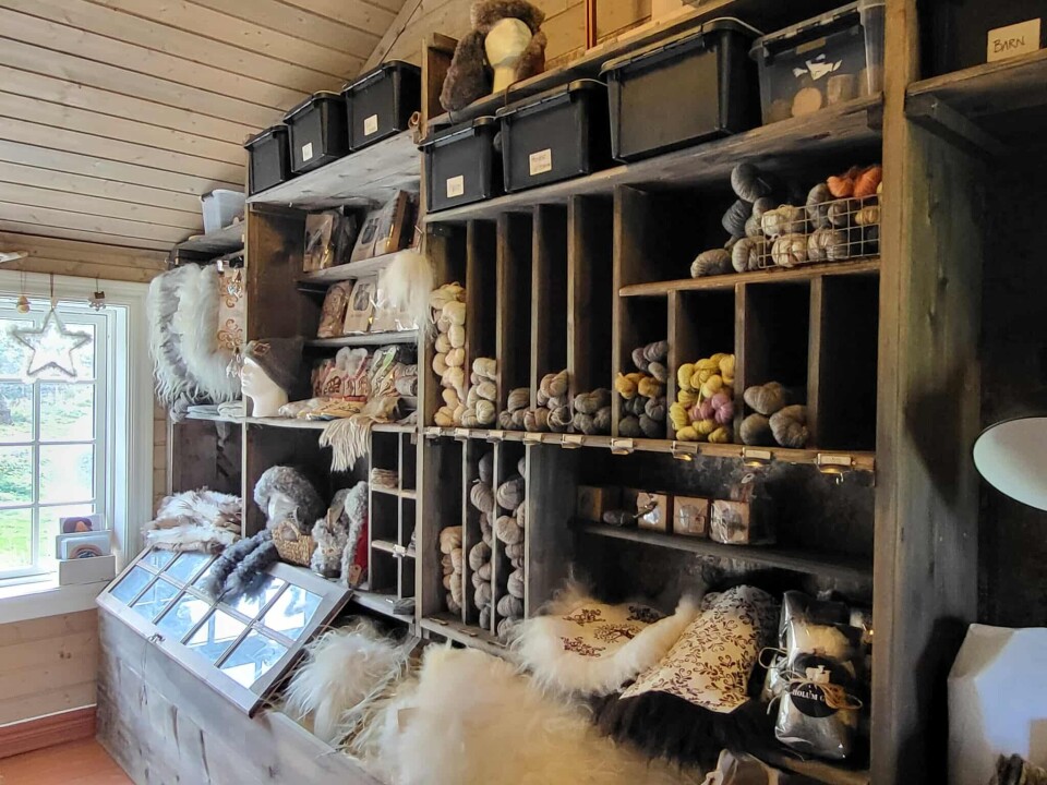 Butikken på Holum gård. Ei gammeldags hylle med mange varer, mest garn.