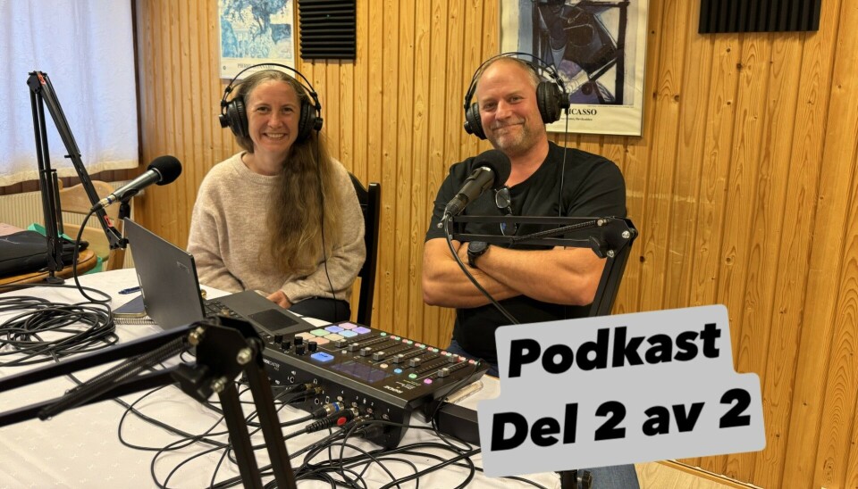 Fjorårets Farmen-deltaker Svein Håvard Saksen sammen med podkastvert Gunn Elin Røen. står 'Podkast Del 2 av 2'