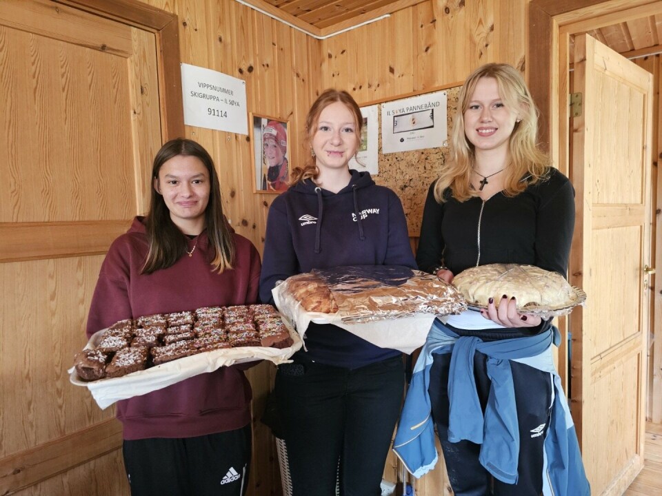 Sesongens siste stavgangtur Tre smilende unge damer som holder fram brett med bakervarer.