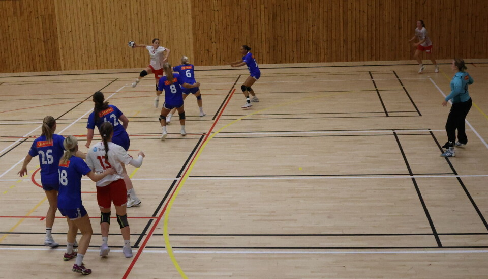 Frida Møkkelgård scorer ett av sine spillemål.