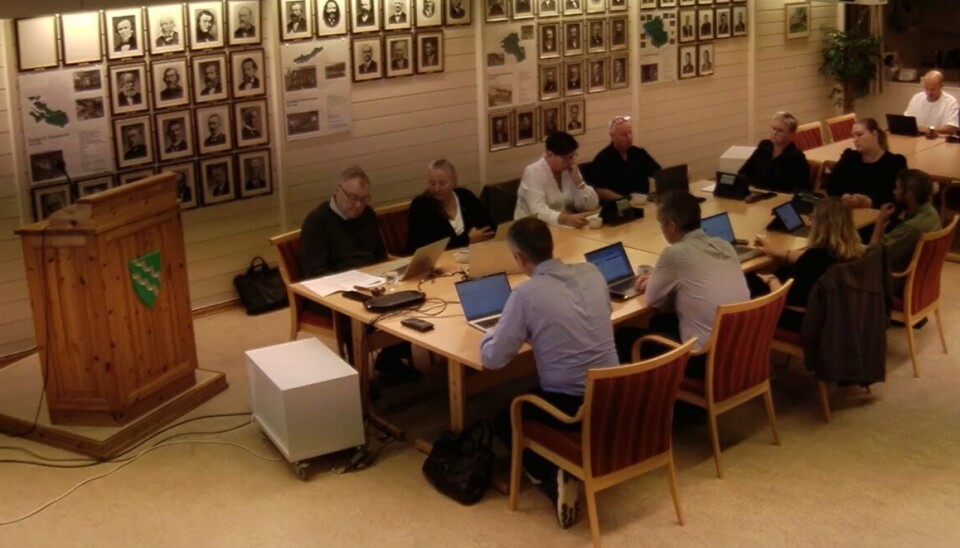 – Trur det var den einaste rette måten Flere personer som sitter rundt et stort bord i møte.