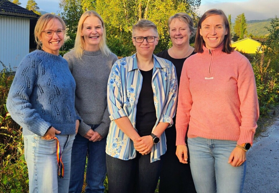 F.v. Ingvild Kårvatn, Bente Rindal Kvendset, Daniela Bjerklund, Berit Moan Møkkelgård og Trine Lilleås. Fem smilende damer oppstilt for fotografering utendørs.