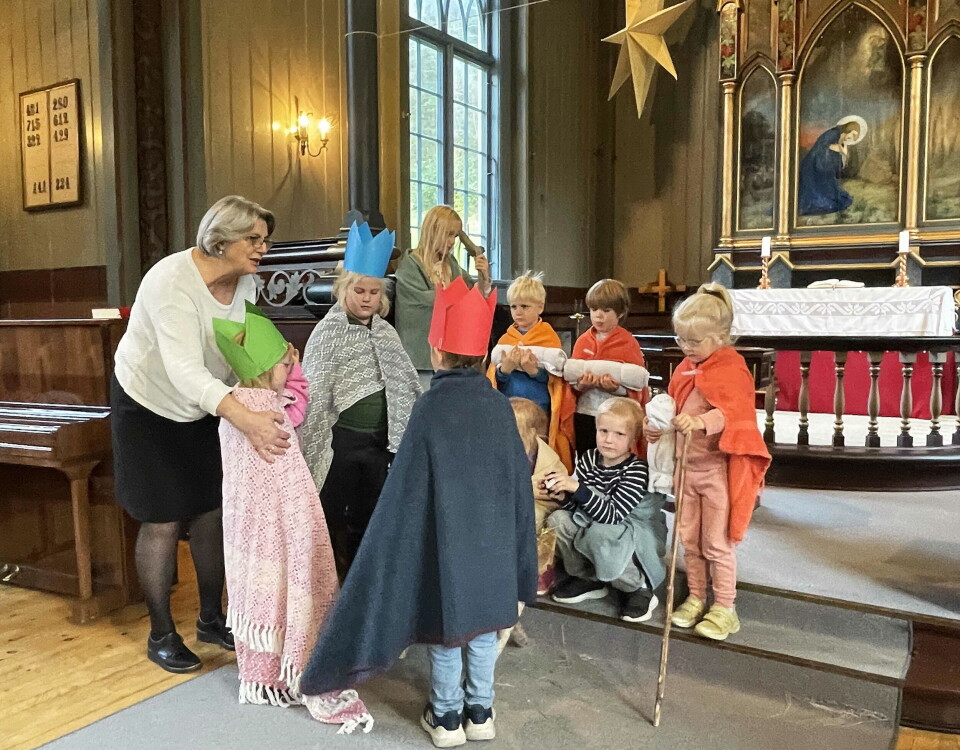 Så har «kongane» med gull, røykjelse og myrra kome fram, og alle er samla i «stallen».