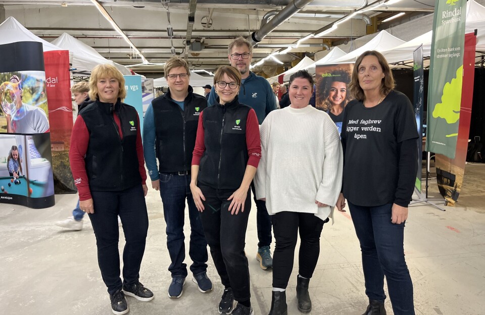 Arrangørene ønsker velkommen til ny messe i Rindal Næringspark. F.v. næringsrådgiver Grete Elshaug, prosjektleder Bygdevekst Håkon Fredriksen, ordfører Mildrid Kattem Aune, Karstein Mauset i Rindal næringsforum, Kjersti Andreassen fra Rindal skole og Marit Drøpping fra Indre Nordmøre opplæringskontor.