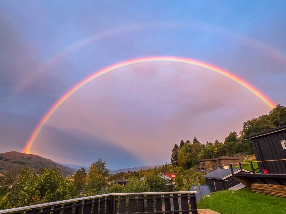 Nydelig regnbue over bygda 🌈. Bildet er tatt i fra Buhagen, Surnadal