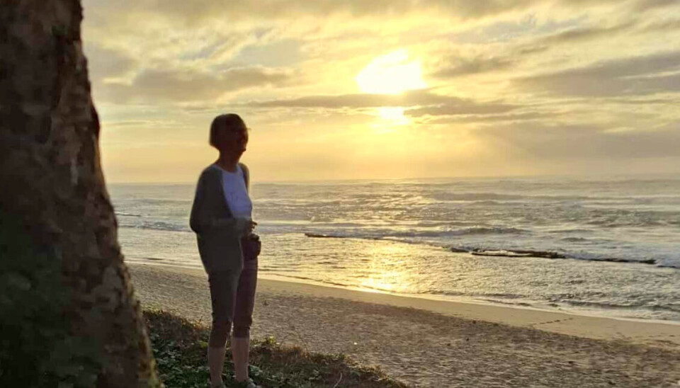 Berit Halsetrønning på Madagaskar Berit i solnedgang ved havet på madagaskar