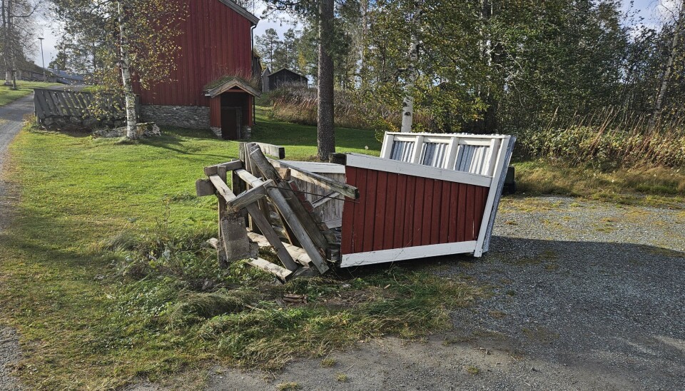 'Mjøkrampen' til Rindal skimuseum har fått hard medfart. Melkerampe ligger på ryggen