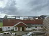 Et eldre fjøs der taket har blåst av.