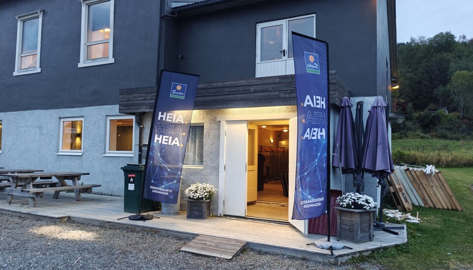 Ingen tvil om hvor det skjedde i helgen! Bildet er av arrangementshuset Torshall i Rindal, Bolme. Ved inngangen er det to store vimpler med Svorka-logo, og på vimplene står det 'HEIA HEIA HEIA'