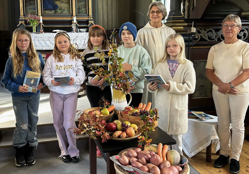 5-klassingane vart eigarar av ei festleg bibelutgåve overrekt av Randi og Eva Jorid. Fem barn(femteklassinger), som står og holder hver sin tegneseriebibel i kirka. Ved siden av den står to godt voksne damer.