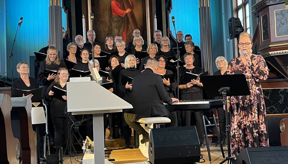 Sangkoret Tormod med dirigent Bjørn Kleivenes Vevang på piano og gjesteartist Miriam Venås