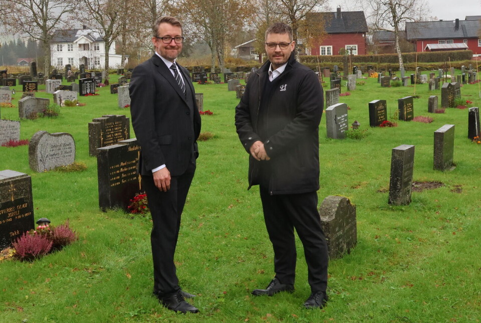 Øyvind Bertelsen-Tangvik (til venstre) og Jo Forslund fra Bertelsen på Rindal kirkegård
