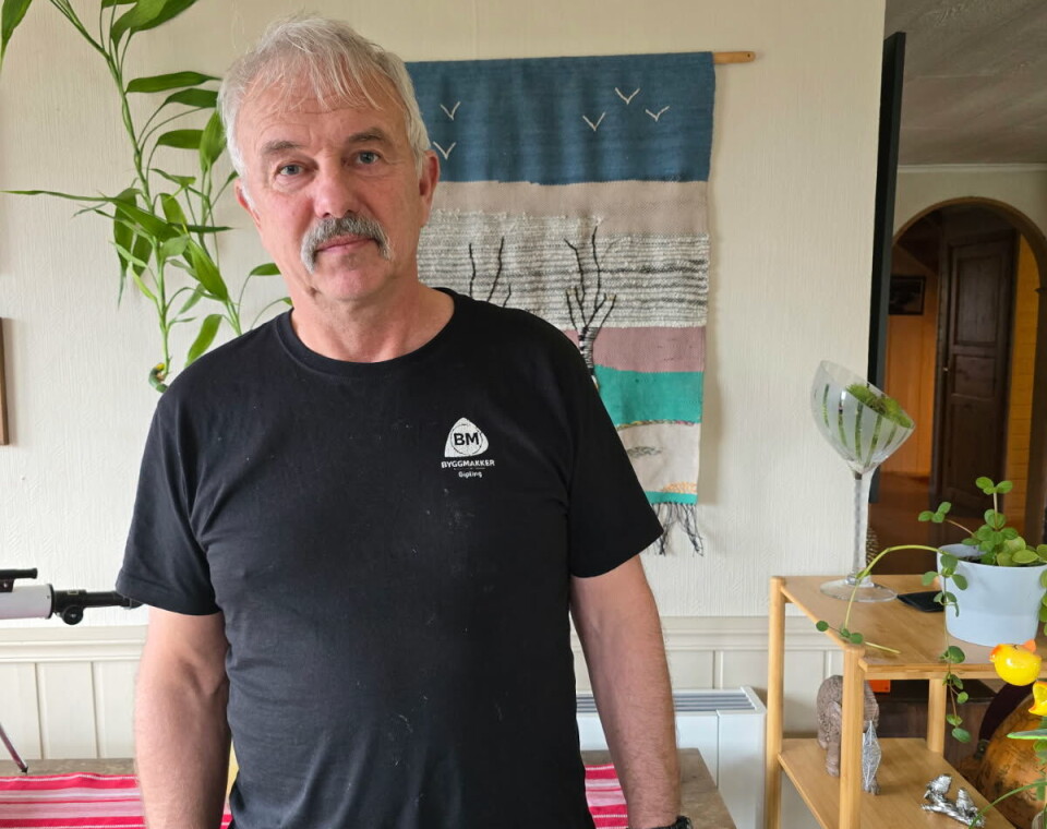 Bærprodusent Morten Gustad fra Sparbu i Trøndelag startet telefonsamtalen som løste bringebærmysteriet for årets julebrus fra Felleskjøpet. En mann med grått hår og bart, inne i ei stue.