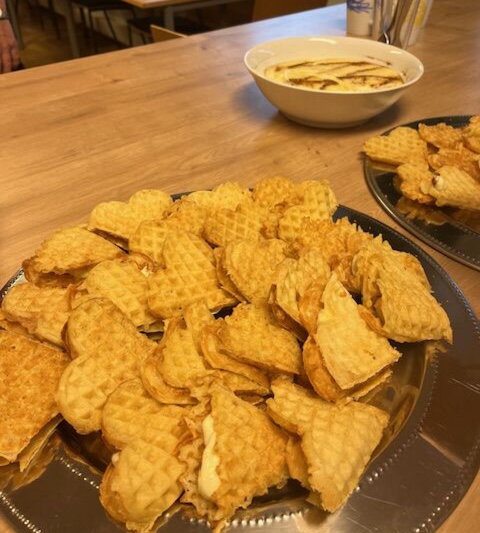 Fredag blir det servert gratis vafler mm. på Frivilligsentralen. Et bord med to fat med vafler og en skål med grøt.